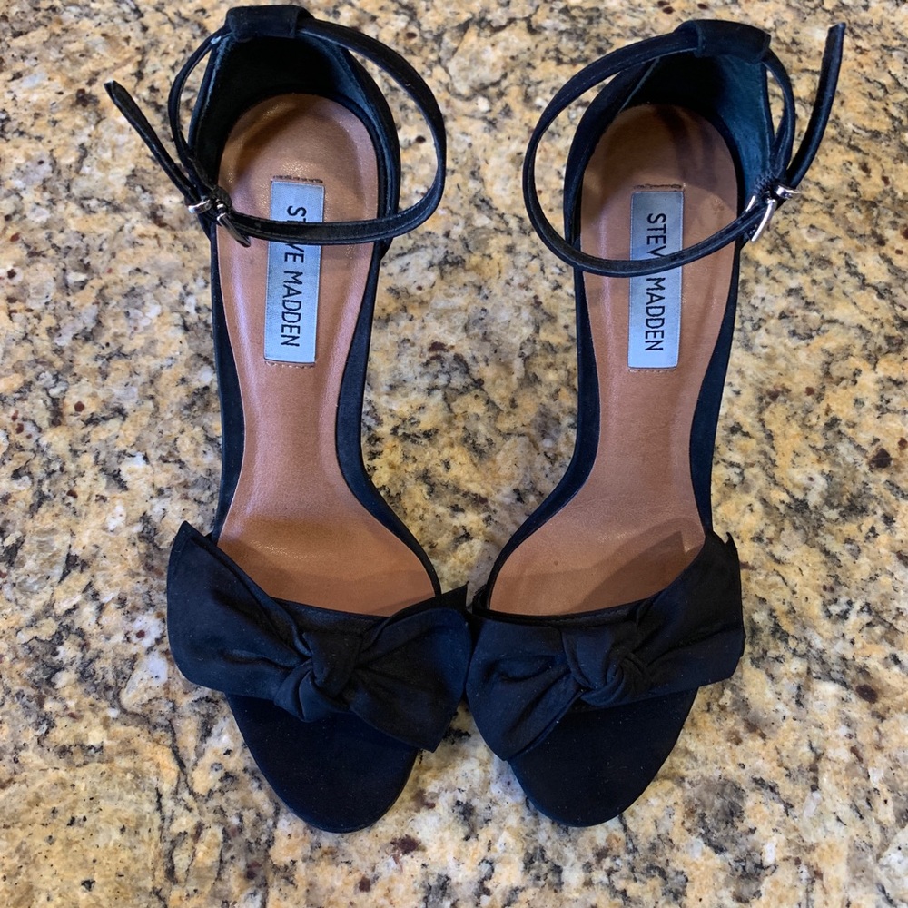 ✨Steve Madden Black Strap/Bow Heels Size 7